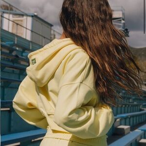 Daily drills cropped hoodie in lemonade 🍋🍋🍋